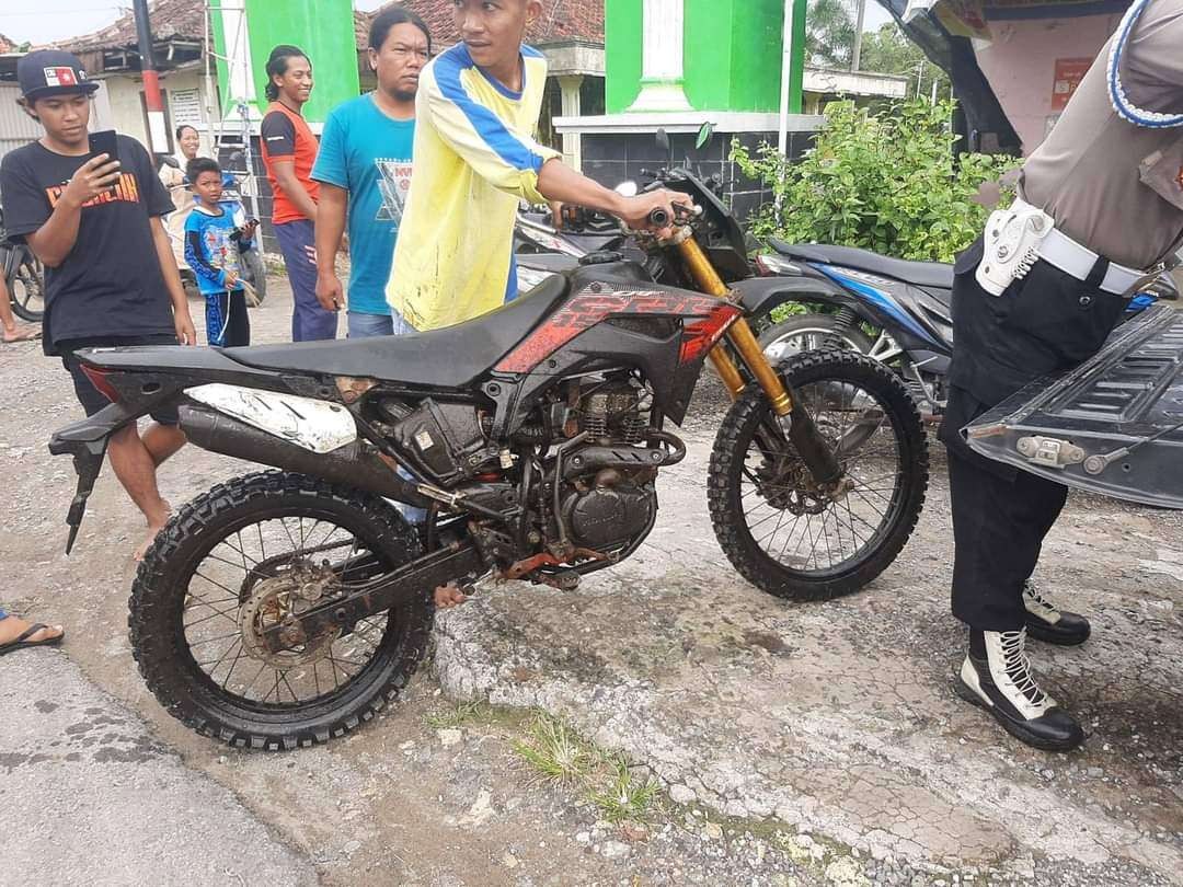 Kondisi Honda trail setelah diangkat dari dasar Waduk Mojomanis, Desa Lopang, Kecamatan Kembangbahu (Foto: Istimewa)