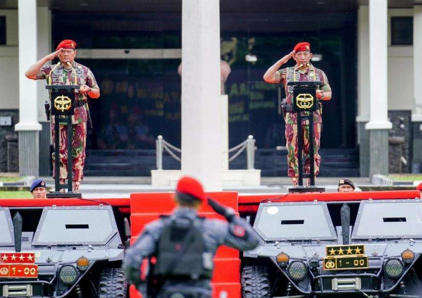 Panglima TNI Laksamana Yudo Margono dan Kapolri Jenderal Listyo Sigit Prabowo disematkan Baret Merah dan Brevet Komando dari pasukan elite Kopassus di Mako Kopassus Cijantung, Jakarta Timur, Selasa 27 Desember 2022. (Foto : dok. istimewa)