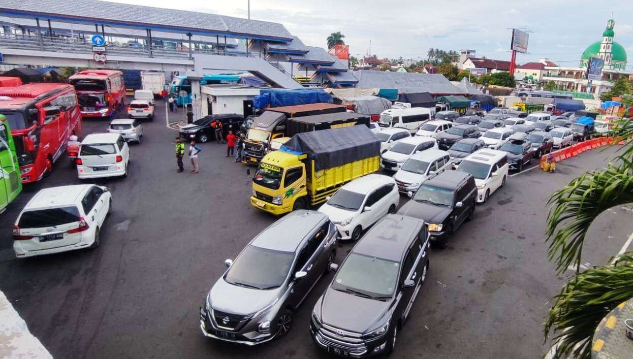 Kepadatan kendaraan yang sempat terjadi di area parkir Pelabuhan Ketapang Banyuwangi (Foto: istimewa)