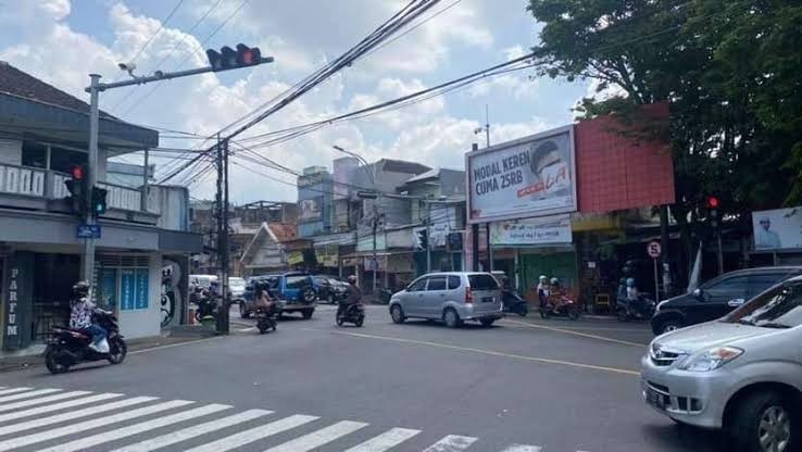 Arus kendaraan di Pertigaan Dinoyo, Kota Malang (Foto: Lalu Theo/Ngopibareng.id)