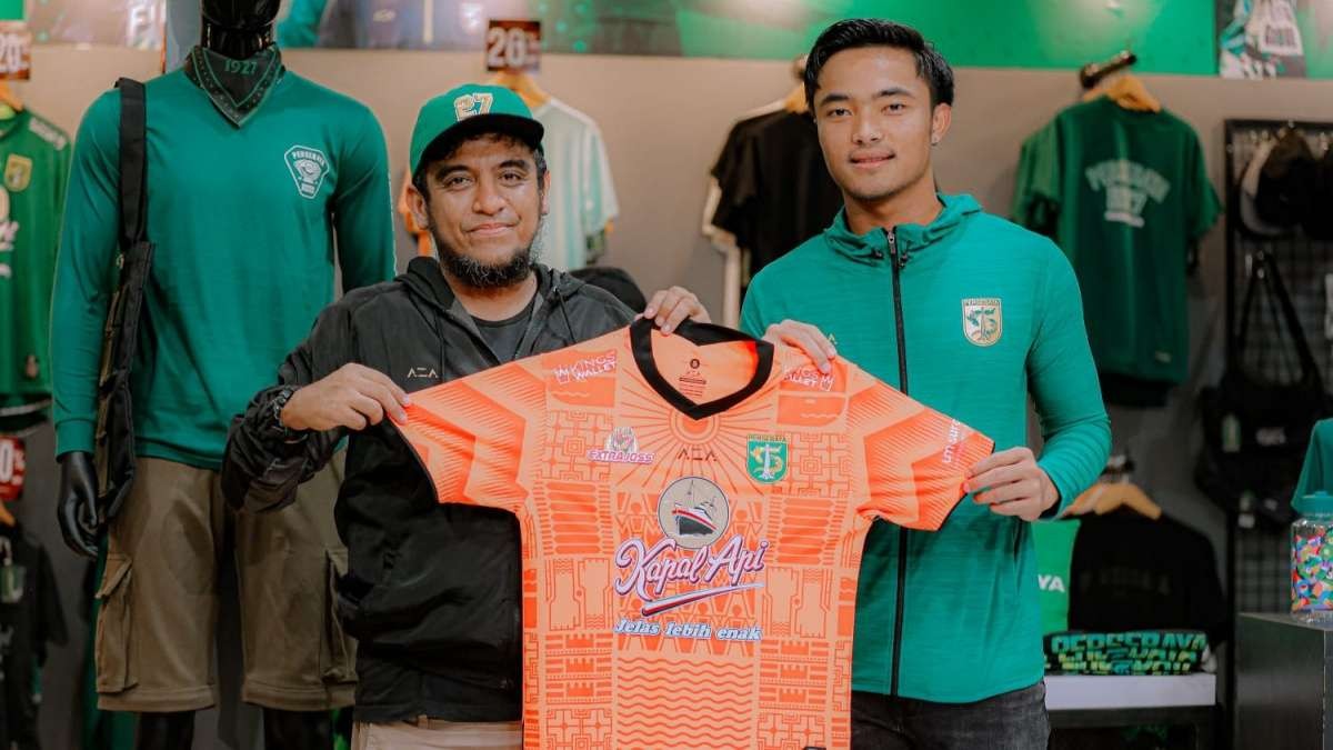 Kiper Persebaya Ernando Ari Sutaryadi usai teken perpanjangan kontrak di hadapan Manajer Persebaya, Yahya Alkatiri. (Foto: Persebaya)