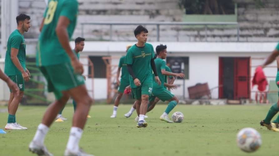 Pemain Trial Persebaya, M Iqbal mengikuti latihan tim di Stadion Gelora 10 November, Surabaya, Rabu 28 Desember 2022. (Foto: Fariz Yarbo/Ngopibareng.id)