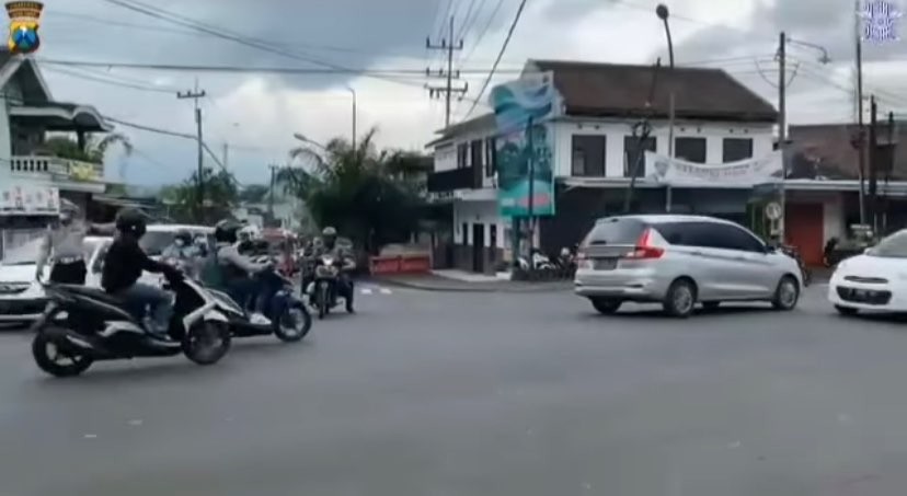 Arus kendaraan di pertigaan Pendem, Kota Batu, Jawa Timur. (Foto: Instagram @satlantasresbatu)