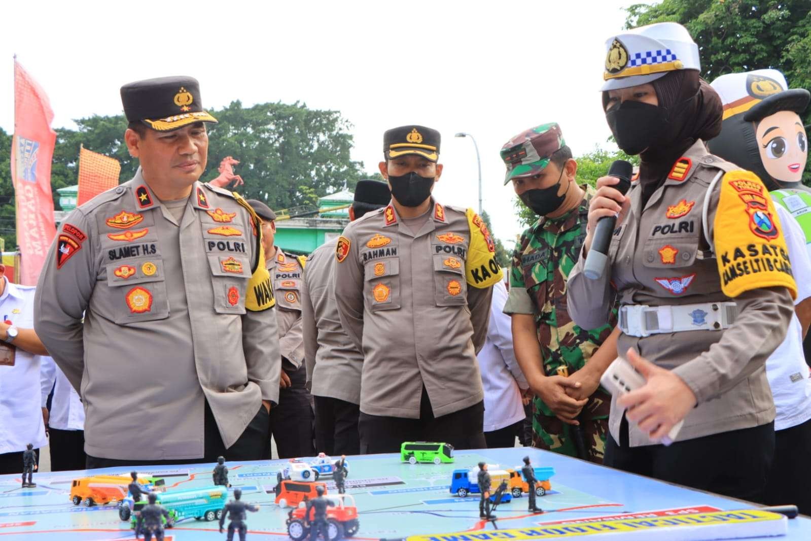 Kasatlantas Polres Tuban memaparkan terkait rekayasa arus lalulintas saat malam tahun baru kepada Wakapolda Jatim (Foto: Dokumentasi Polres Tuban)