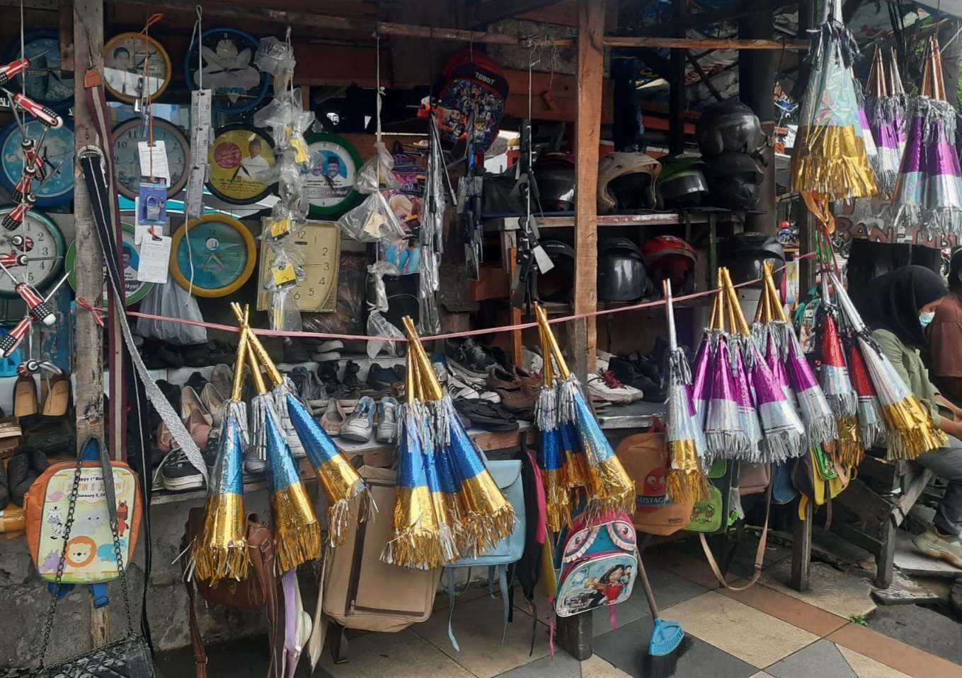 Penjual trompet yang mulai tampak di beberapa tempat di Surabaya. (Foto: Pita Sari/Ngopibareng.id)