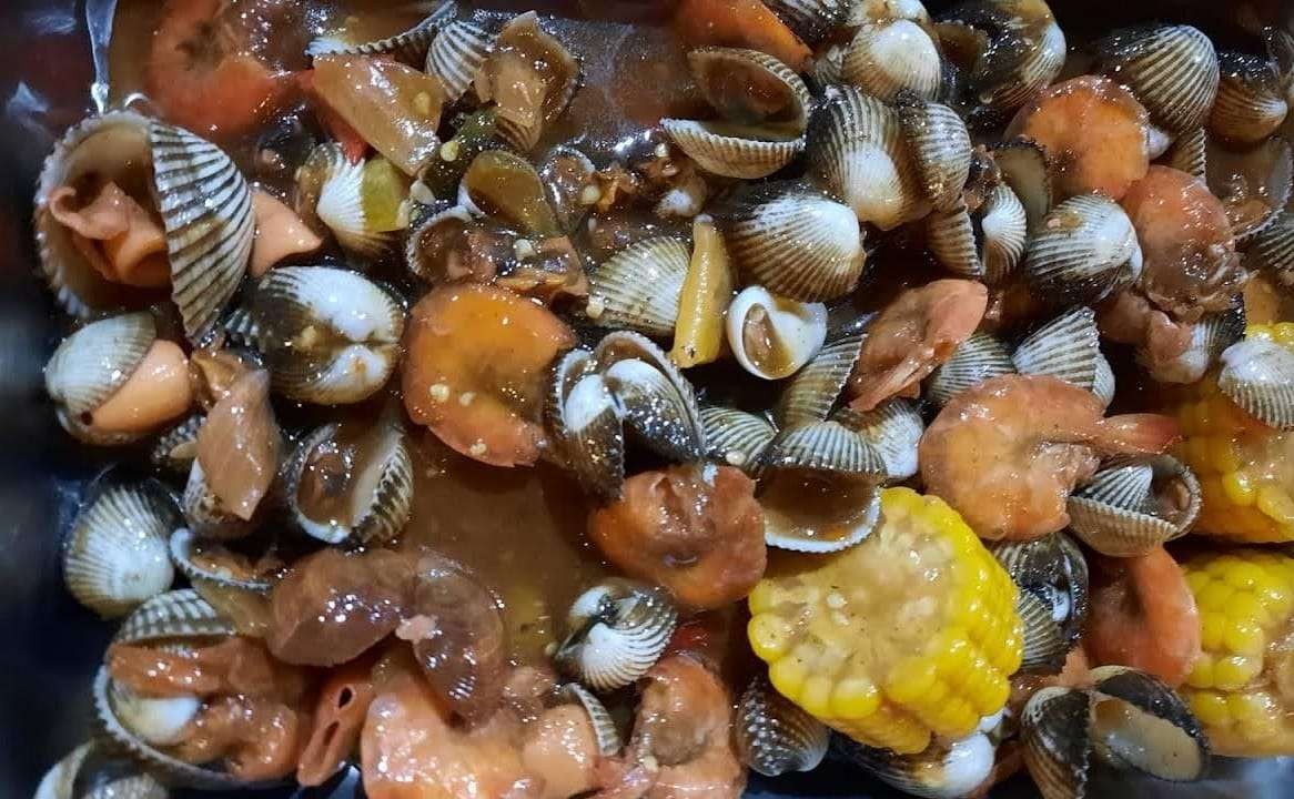 Seafood Grojok dituangkan dalam loyang siap dinikmati 2-3 orang. (Foto: Ikhsan Mahmudi/Ngopibareng.id)