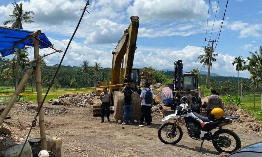 Petugas gabungan saat mengecek kembali aktivitas tambang pasca ditutup paksa. (Foto: Dok Polsek Mayang)