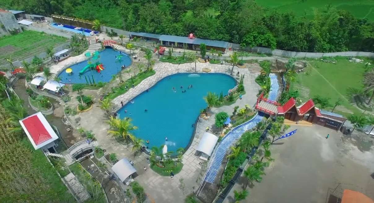 Pemandangan Navara Water Park Bondowoso yang terletak di area persawahan. (Foto: Youtube/S.A Prayogi)