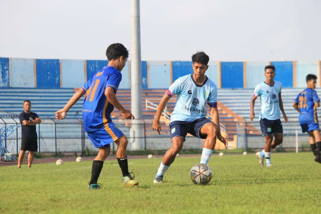 Persela Lamongan saat uni coba lawan PSP Purwosari, Bojonegoro di Stadion Surajaya Lamongan (Foto:Imron Rosidi/ngopibareng.id)