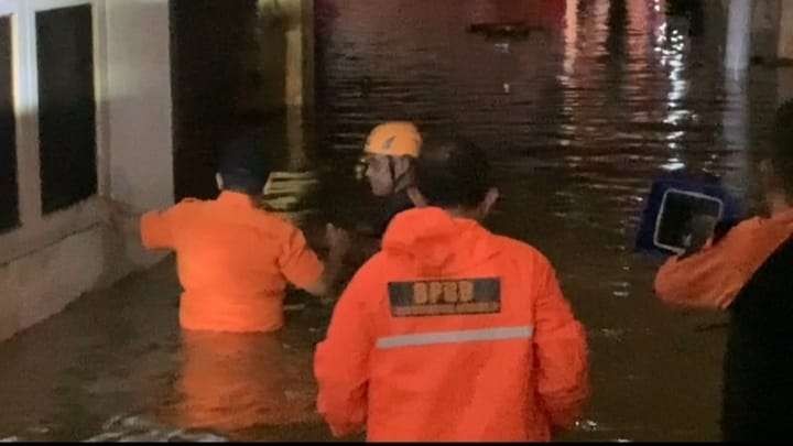 Bupati Jember Hendy Siswanto bersama relawan BPBD meninjau banjir genangan di rumahnya (Foto: Rusdi/Ngopibareng.id)