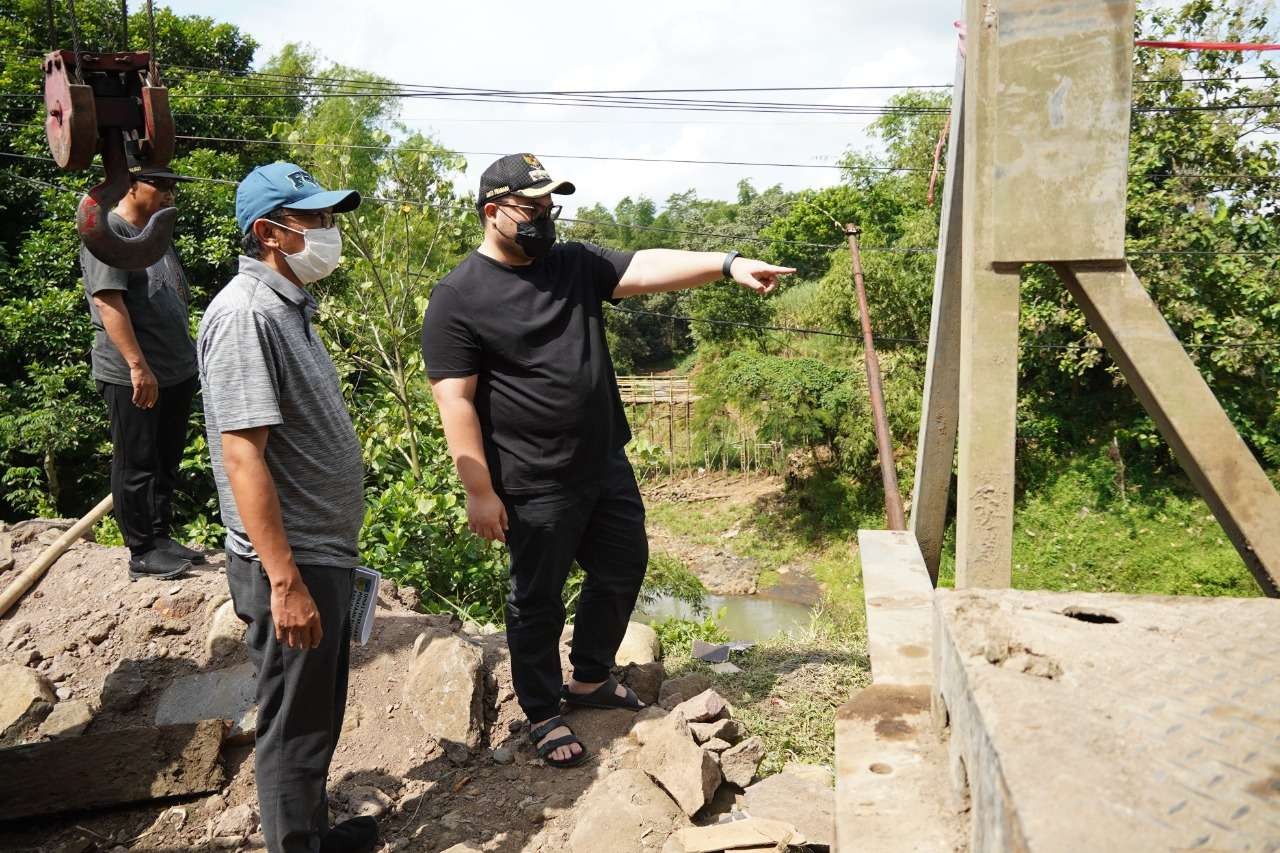 Bupati Kediri meninjau pembangunan jembatan. (Foto: Dokumentasi Kominfo Kabupaten Kediri)