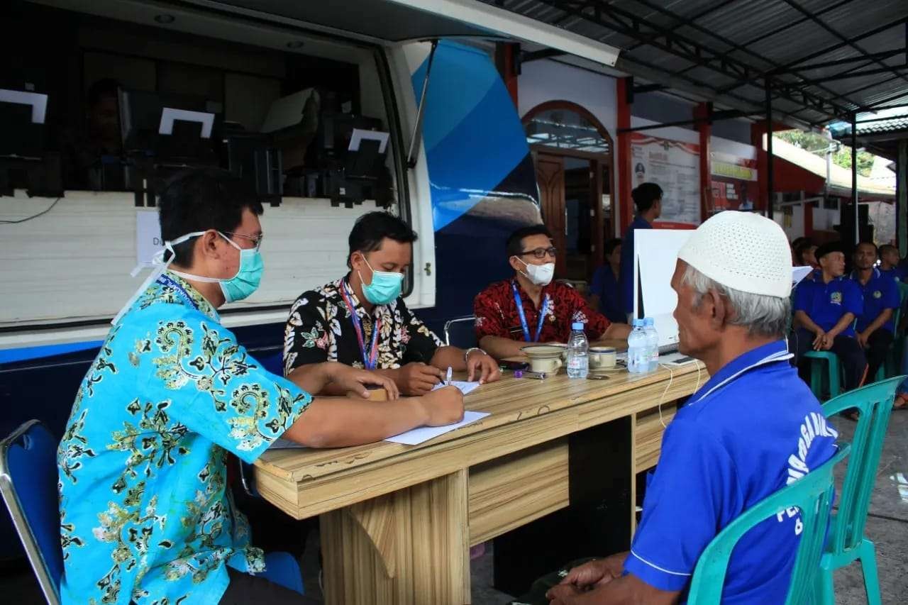 Sejumlah warga binaan Lapas Banyuwangi menjalani perekaman KTP elektronik. (Foto: Istimewa)