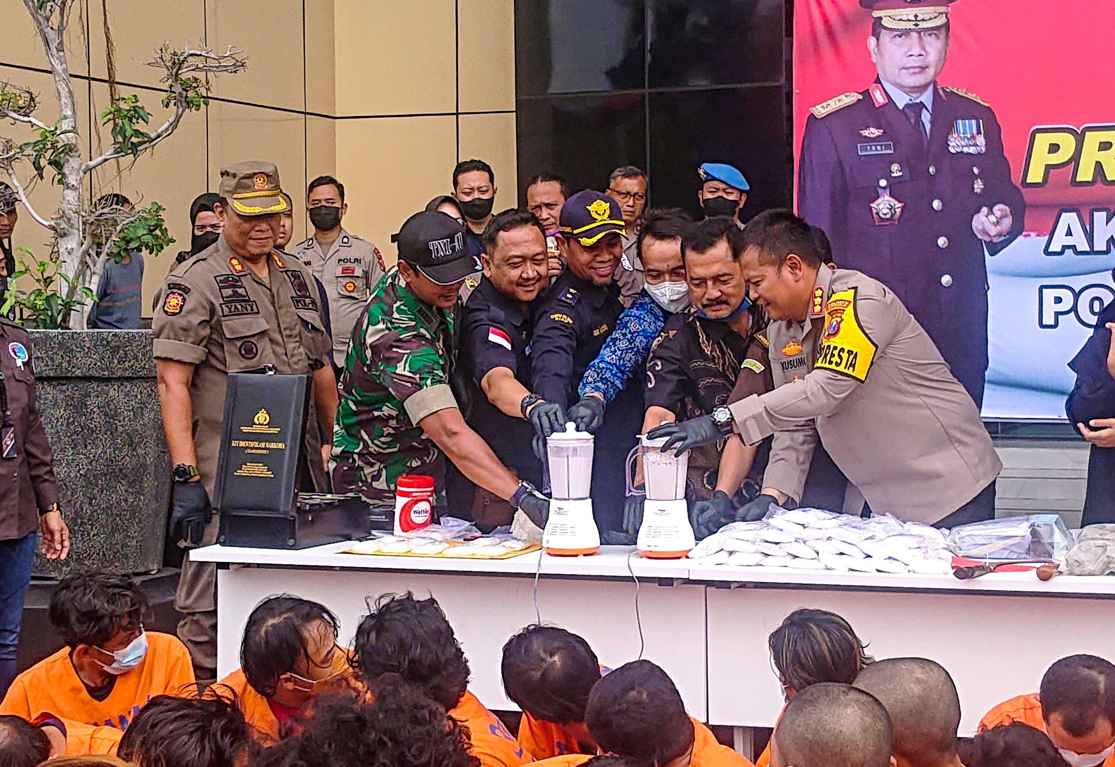 Pemusnahan barang bukti kejahatan selama tahun 2022 di Sidoarjo (Foto : Aini/Ngopibareng.id)