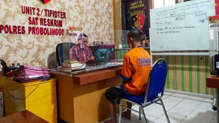 Tersangka NEP, 34 tahun saat diperiksa penyidik Polresta Probolinggo. (Foto: Humas Polresta Probolinggo)