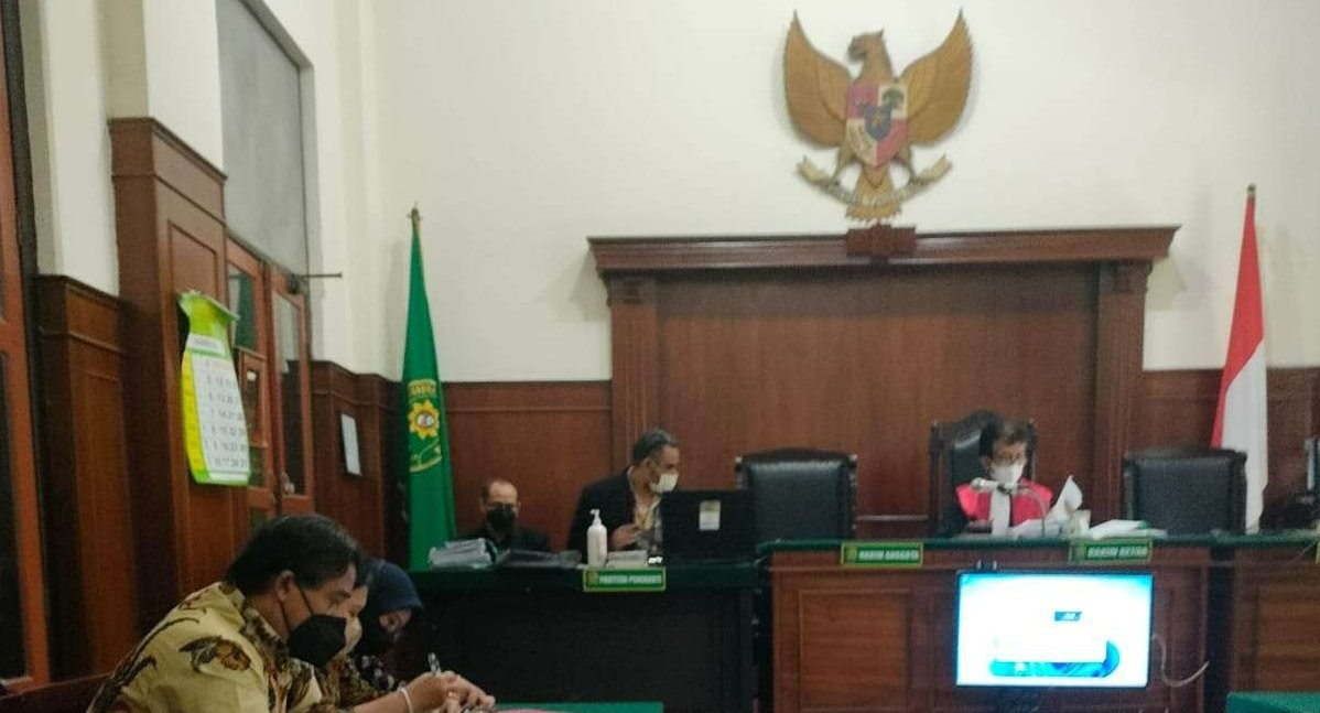 Suasana sidang wanprestasi yang diajukan Noer Qodim kepada Koperasi Semolowaru Dadi Rukun. (Foto: Istimewa)