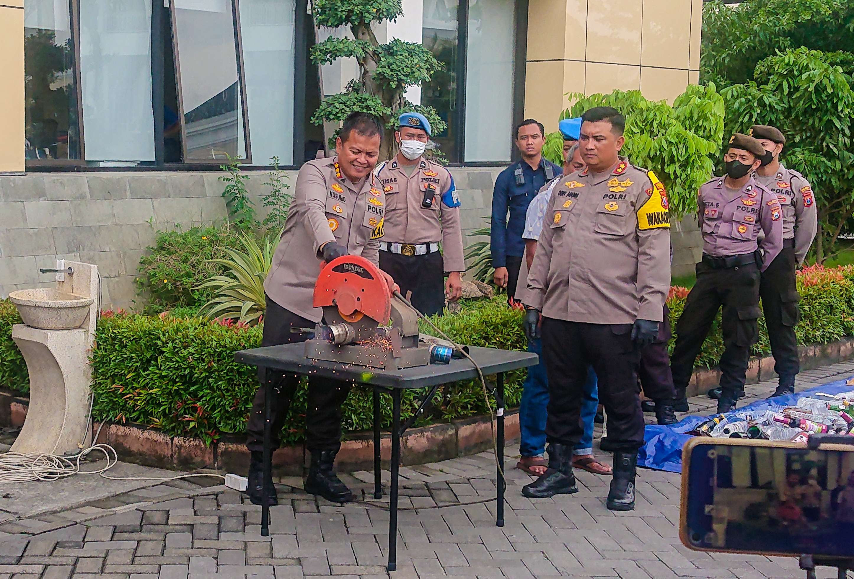 Kapolresta Sidoarjo saat memotong knalpot brong dengan gergaji mesin (Foto: Aini/Ngopibareng.id)