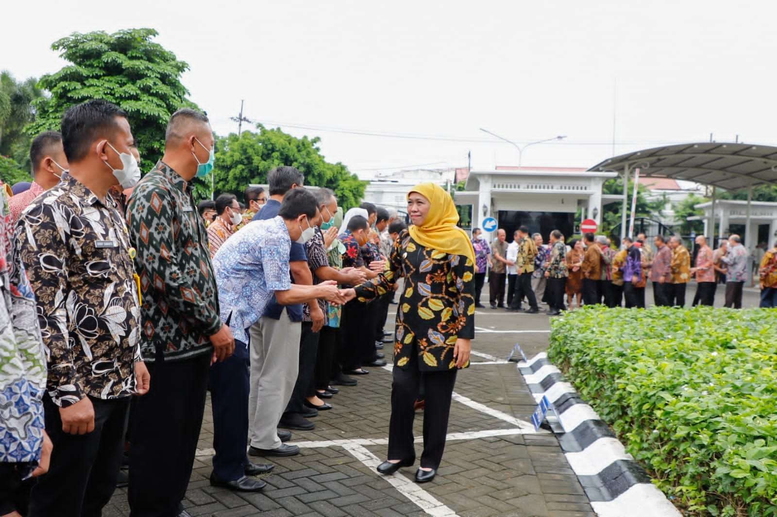 Gubernur Jatim, Khofifah Indar Parawansa saat menyapa para ASN dalam apel terakhir 2022 di Kantor Gubernur Jatim, Surabaya, Jumat 30 Desember 2022. (Foto: Humas Prov Jatim)