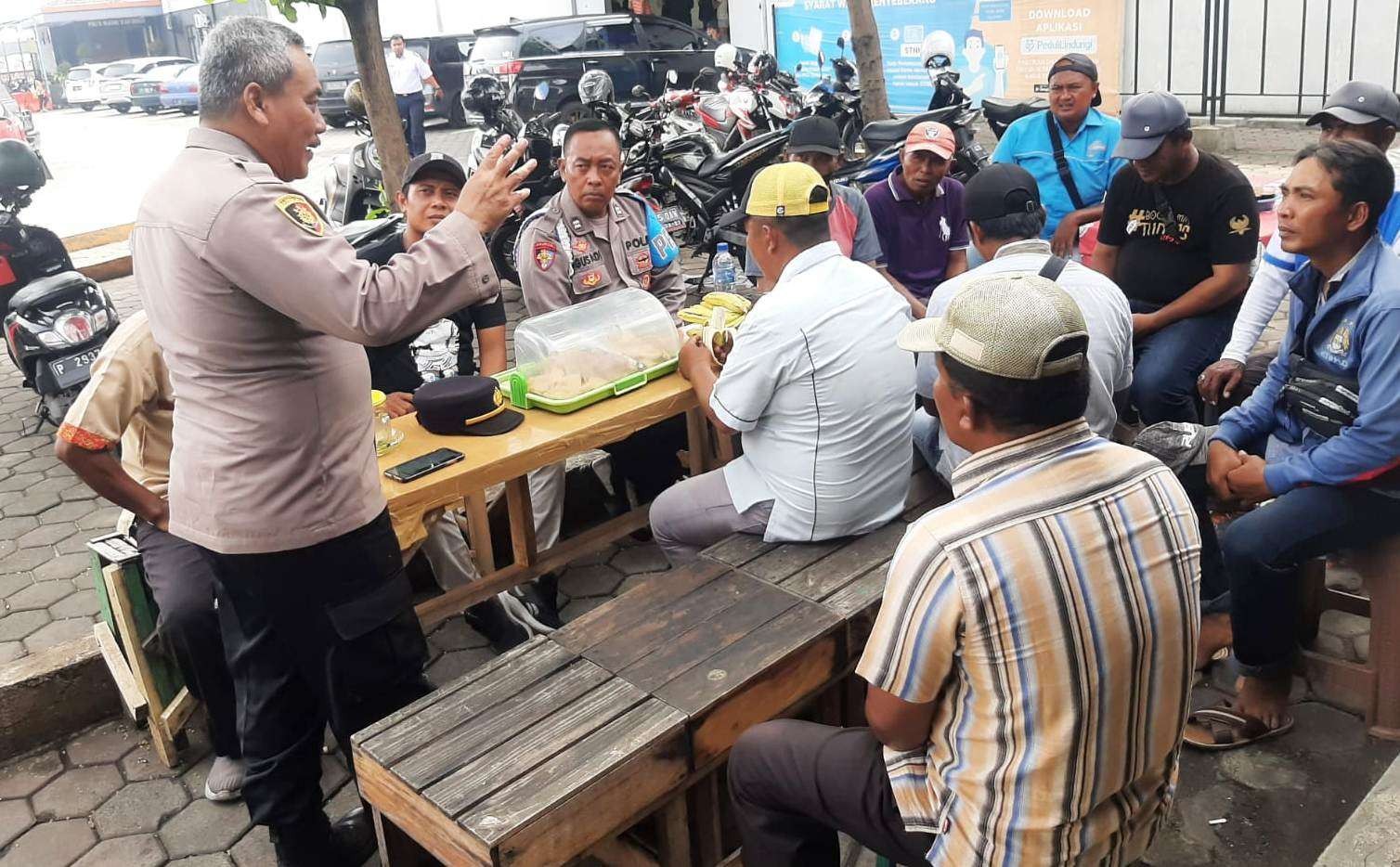 Kapolsek Kawasan Pelabuhan Tanjungwangi, AKP Ali Masduki melakukan diskusi dengan pengurus kendaraan pengguna jasa pelabuhan. (Foto: Istimewa)