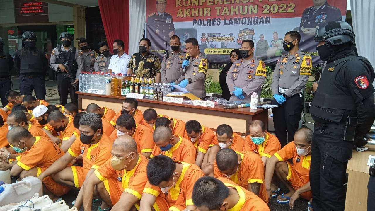 Kapolres Lamongan AKBP Yakhob Silvana Delareskha saat konferensi pers akhir tahun 2022. (Foto: Imron Rosidi/Ngopibareng.id)