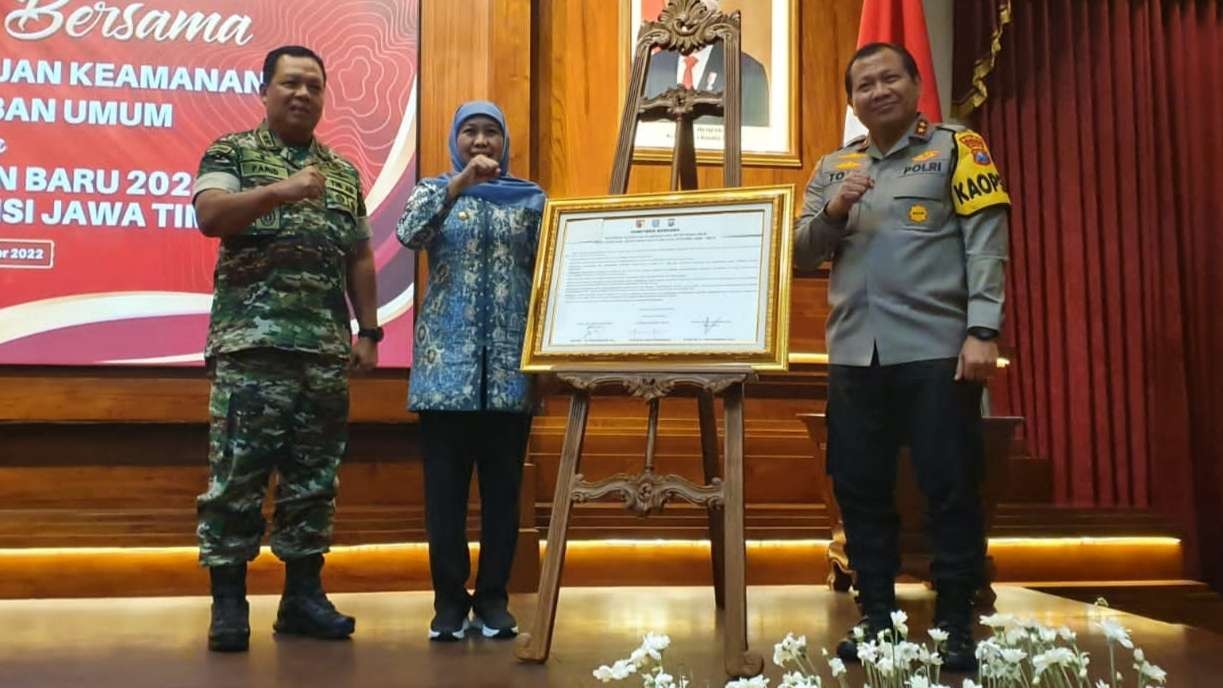 Dari kiri, Pangdam V Brawijaya Mayjen TNI Farid Makruf, Gubernur Jatim Khofifah Indar Parawansa dan Kapolda Jatim Irjen Pol Toni Harmanto usai menandatangani komitmen bersama di Gedung Negara Grahadi, Surabaya, Jumat 30 Desember 2022. (Foto: Fariz Yarbo/Ngopibareng.id)