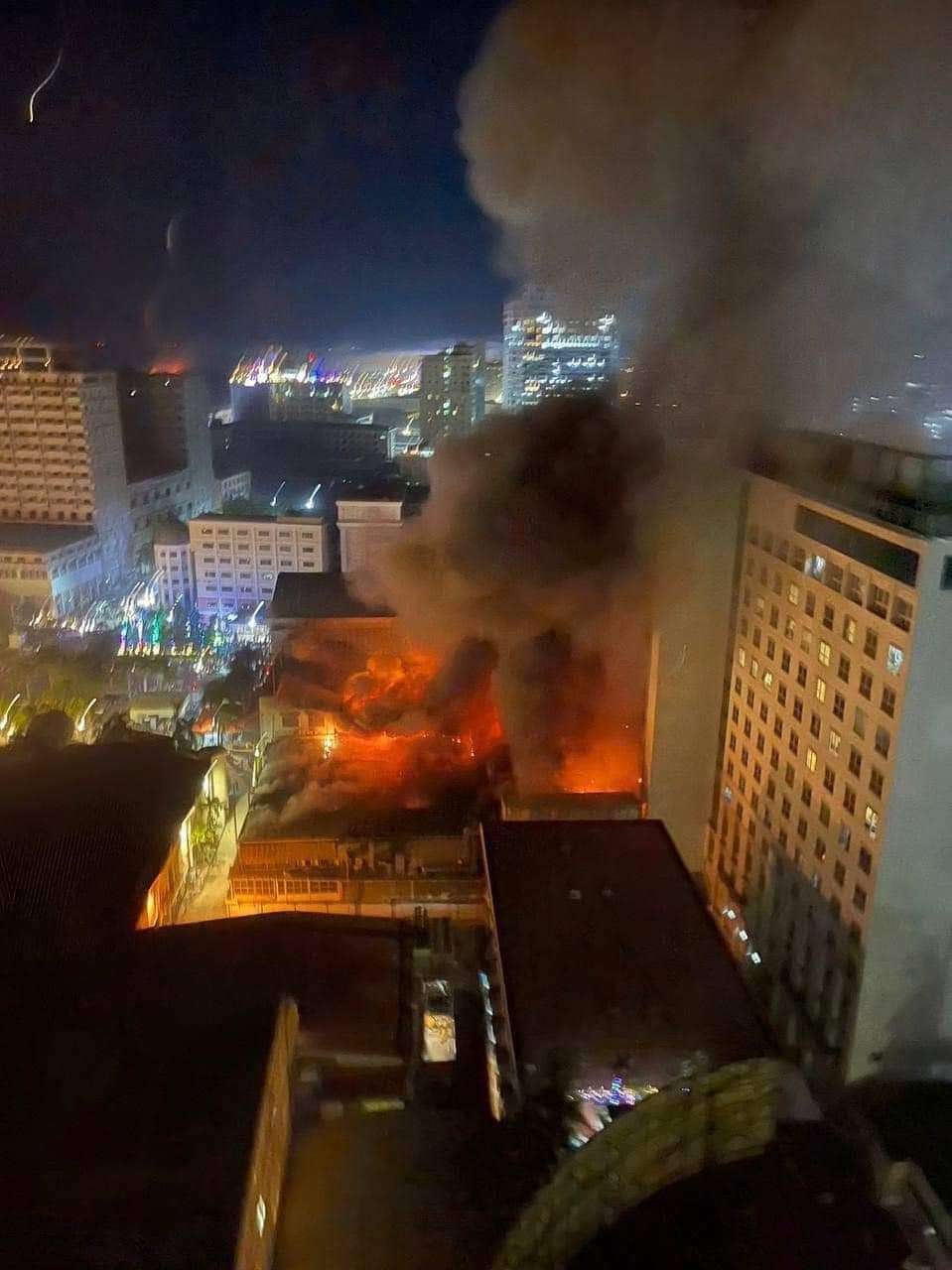 Kebakaran di Grand Diamond City Casino and Hotel di kota perbatasan Poipet, Kamboja-Thailand. (Foto: AP)