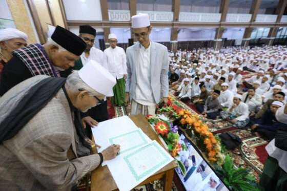 Pengasuh Ponpes Miftachussunah Kedung Tarukan Surabaya KH Miftachul Akhyar dalam suatu kegiatan turots. (Foto:krn NU Jatim)