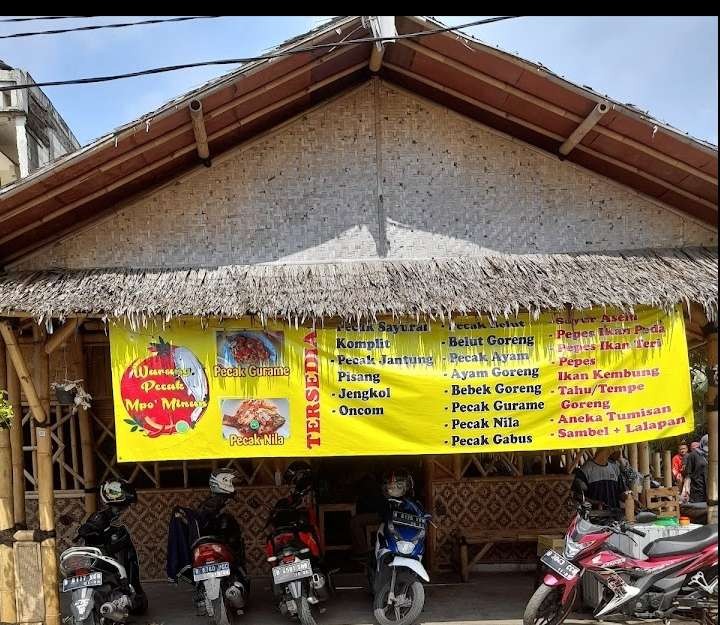 Warung pecak ikan khas Betawi biasanya dibuat sederhana dan bernuansa alam. (Foto: Asmanu Sudharso/Ngopibareng.id)