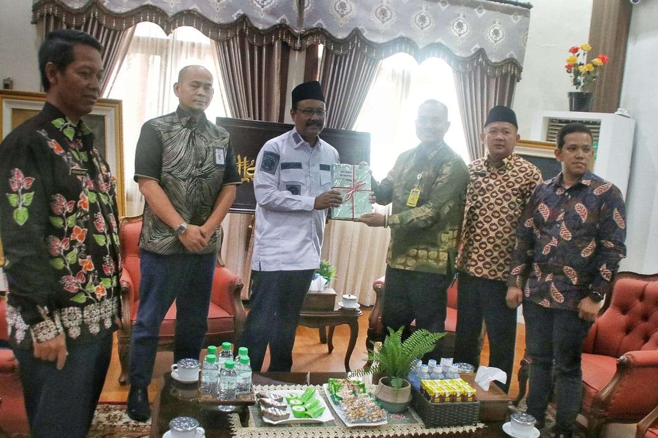 Badan Pertanahan Nasional (BPN) Kota Pasuruan menyerahkan sertifikat 241 bidang tanah secara simbolis kepada Walikota Pasuruan, Saifullah Yusuf atau akrab disapa Gus Ipul. (Foto: Diskominfo Kota Pasuruan)