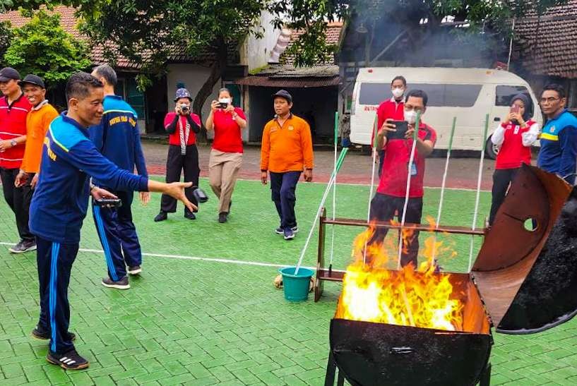 Petugas rutan medaeng musnahkan barang hasil penggeledahan tahun ini (foto : Aini/Ngopibareng.id)