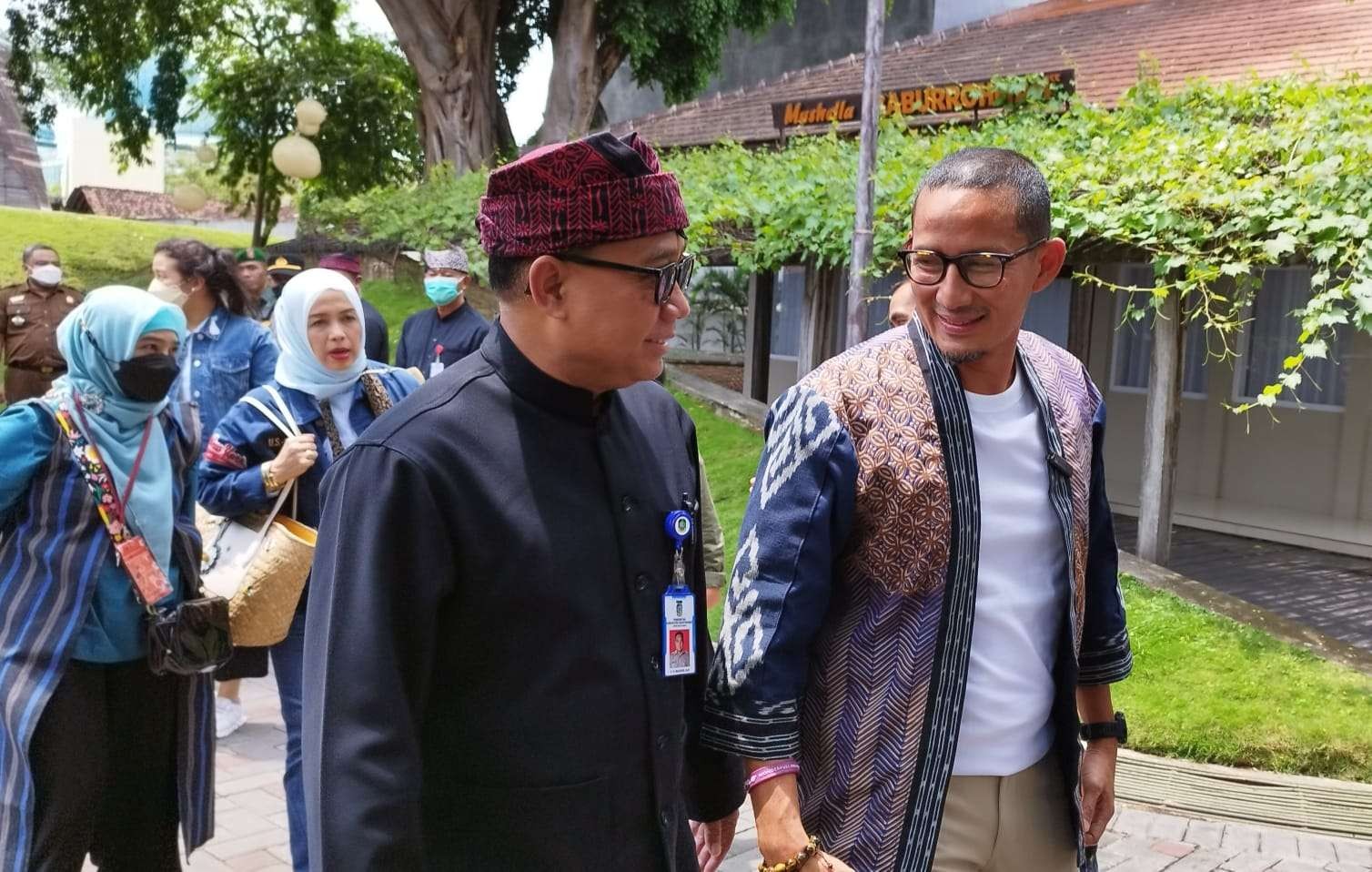 Menparekraf Sandiaga Uno didampingi Sekda Banyuwangi Mujiono saat berkunjung ke Banyuwangi Kamis, 29 Desember 2022 (foto: Muh Hujaini/Ngopibareng.id)