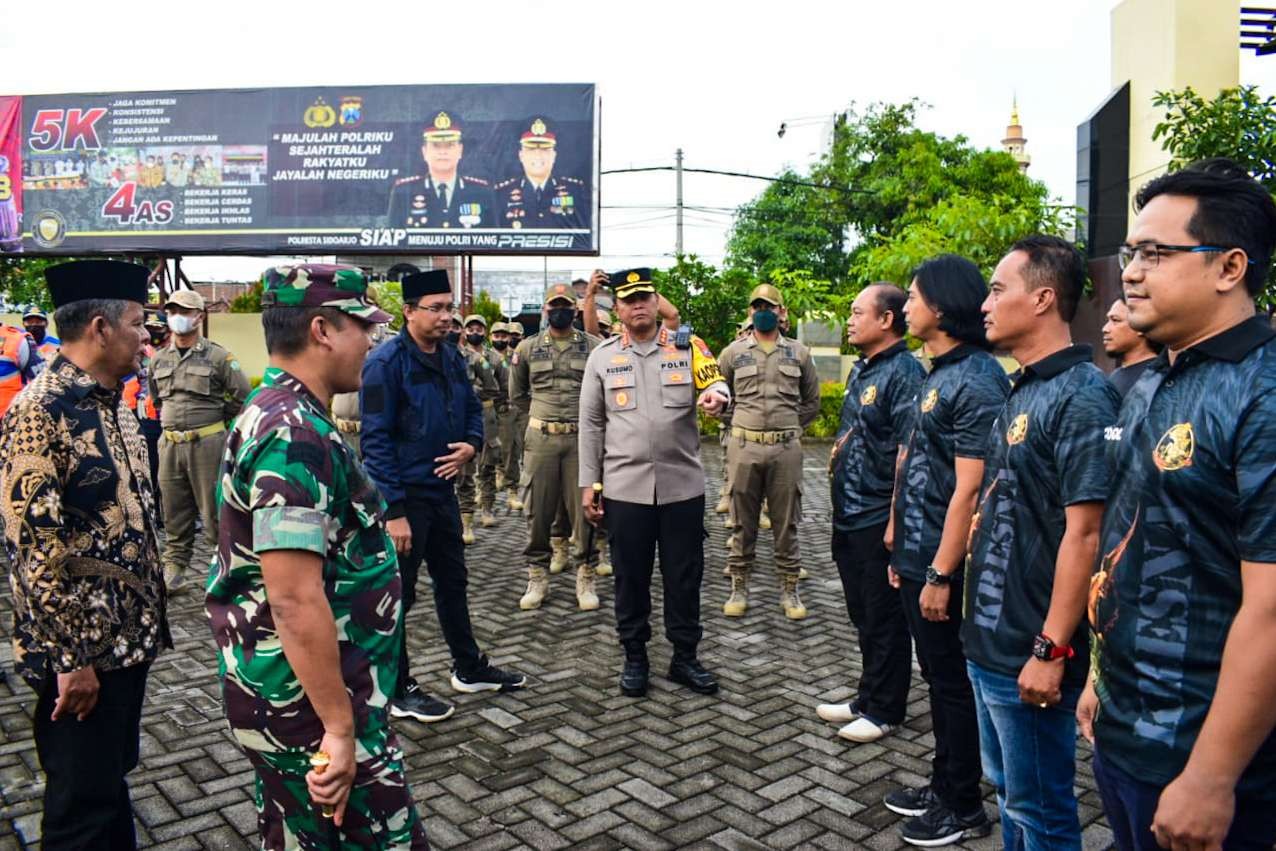 Forkopimda Sidoarjo cek kesiapan pasukan pengamanan malam pergantian tahun. (Foto: Aini/Ngopibareng.id)