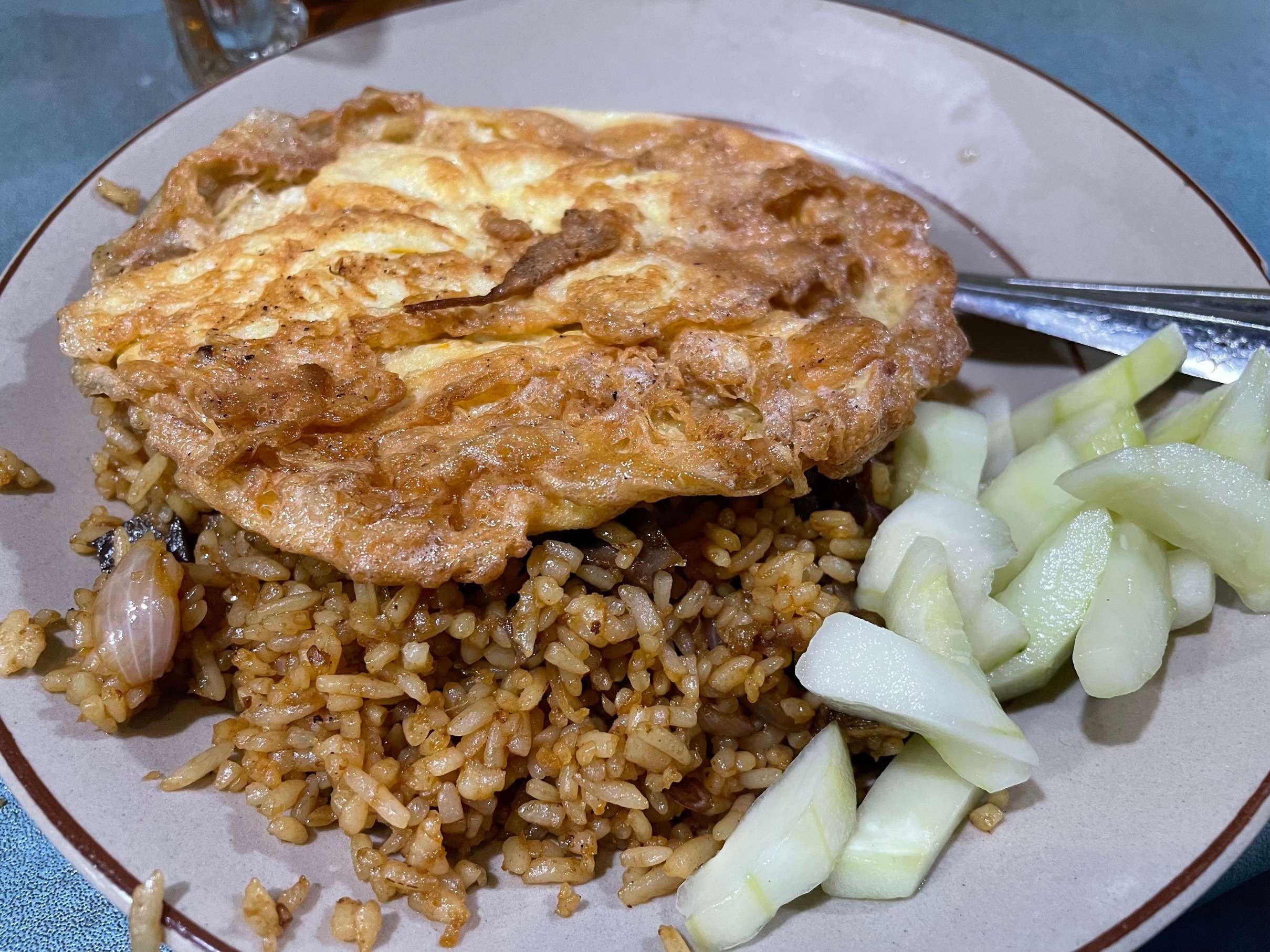 Nasi goreng alias nasgor babat khas Semarang. Jujugan kuliner terenak di musim hujan. (foto Arif Afandi/ngopibareng.id)