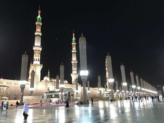 Masjid Nabawi di Madinah al-Munawaroh, malam hari. (Foto: travellers)