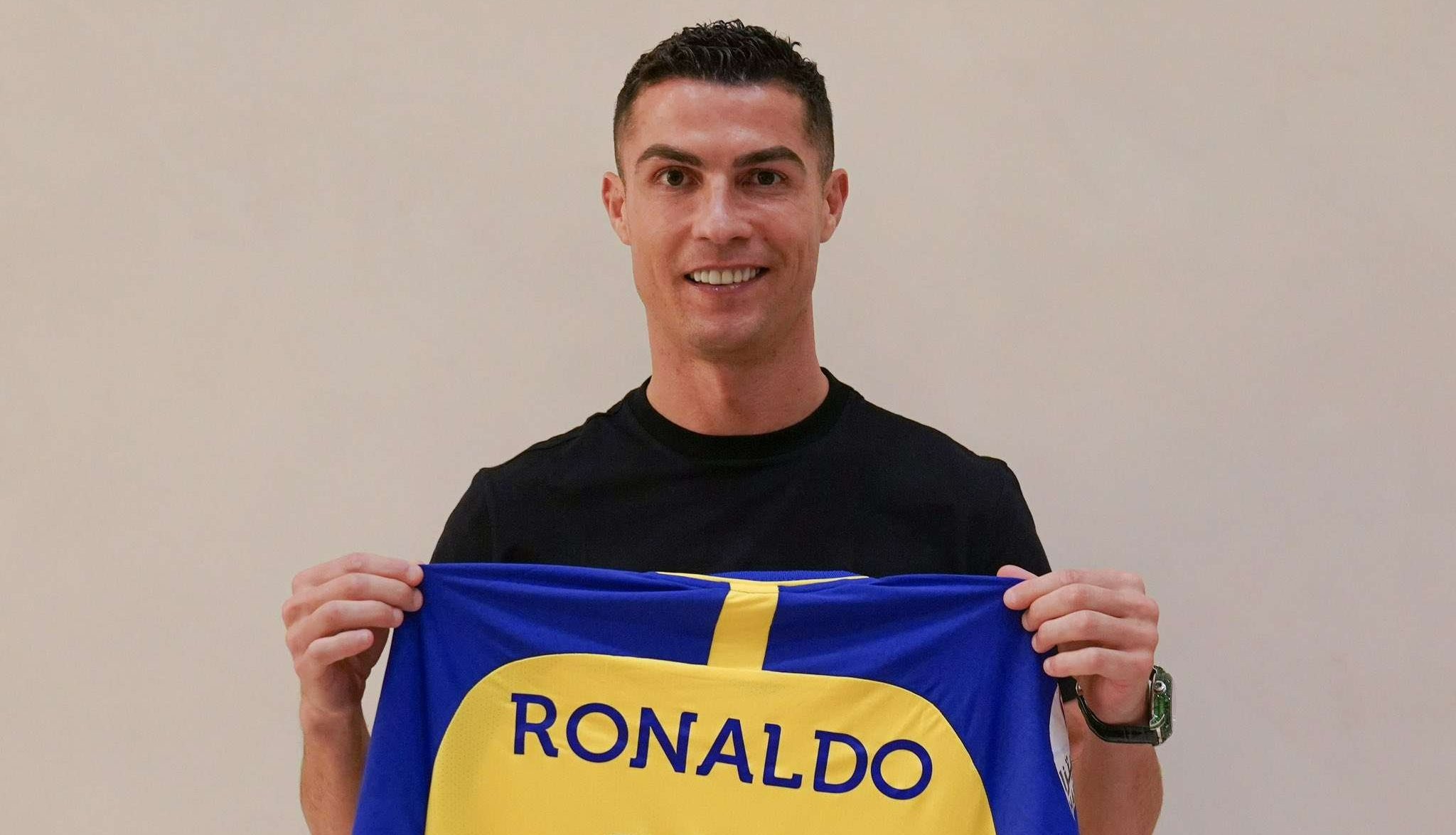 Cristiano Ronaldo menunjukkan jersey barunya di Al Nassr. (Foto: Twitter/@AlNassr)