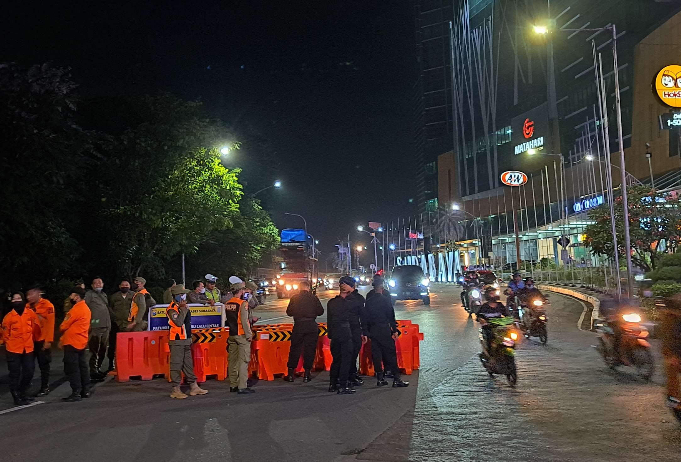 Penyekatan di Bundaran Waru untuk halau pengendara pakai knalpot brong dan gerombolan konvoi. (Foto: Pita Sari/Ngopibareng.id)