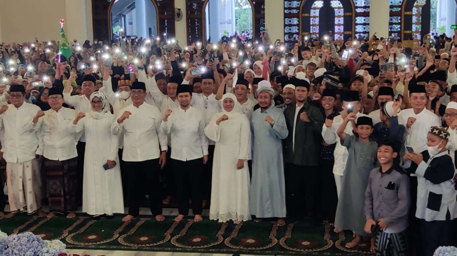 Gubernur Jatim, Khofifah Indar Parawansa bersama peserta "Shalawat dan Doa Akhir Tahun 2022 dan Awal Tahun 2023" di Masjid Agung Al-Akbar, Surabaya, Sabtu 31 Desember 2022. (Foto: Fariz Yarbo/Ngopibareng.id)