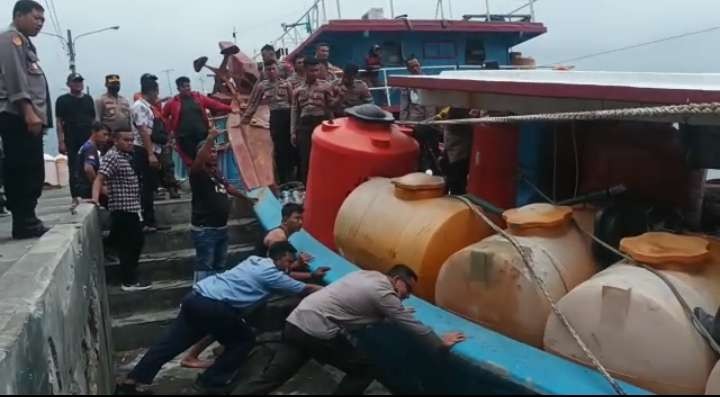 Polresta Probolinggo dan BPBD Kabupaten Probolinggo memasok air bersih ke Pulau Giliketapang. (Foto: Ikhsan Mahmudi/Ngopibareng.id)