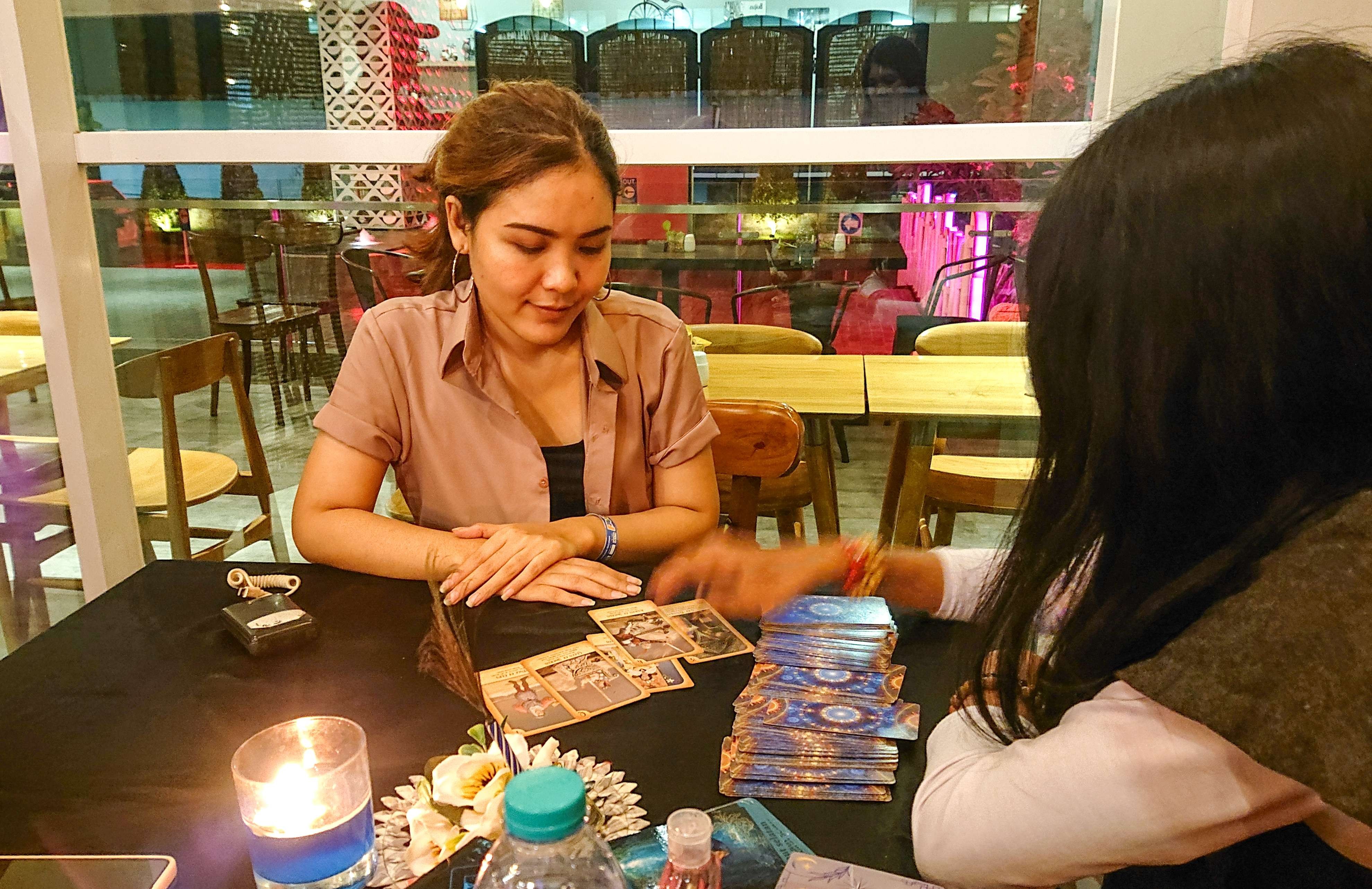 Booth tarot reader di favehotel Sidoarjo. (Foto: Aini/Ngopibareng.id)