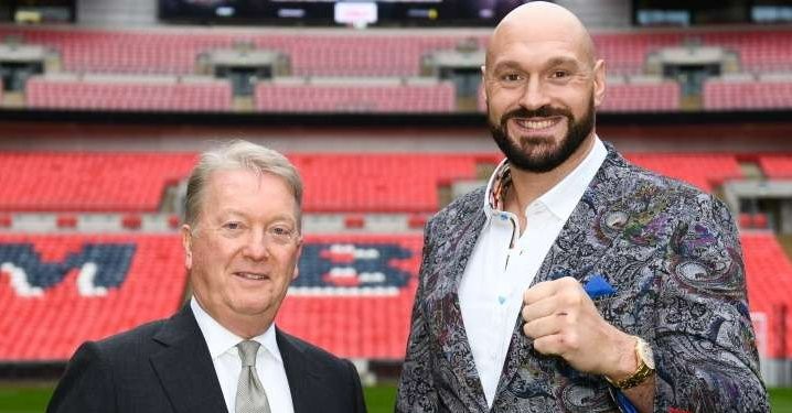 Tyson Fury (kanan) bersama agennya, Frank Warren (kiri). (Foto: Twitter/@boxingxcene)