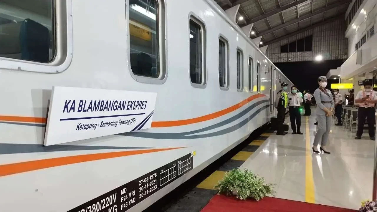 Kereta Api Blambangan Ekspres salah satu kereta yang disiapkan untuk angkutan Nataru di wilayah Daop 9 Jember (foto: Muh Hujaini/Ngopibareng.id)