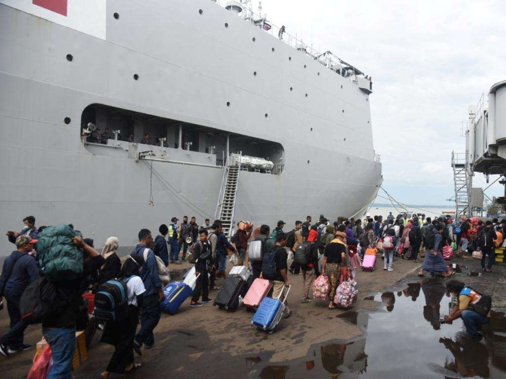 KRI dr. Soeharso (SHS) – 990 mendukung angkutan laut (Angla) untuk bawa penumpang dar Pulau Bawean, menuju ke Surabaya. Sabtu 31 Desember 2022. (Foto: dok TNI AL)