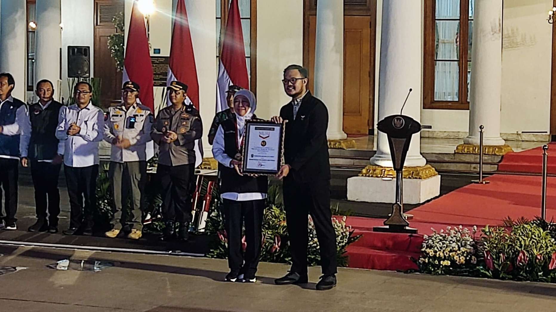 Gubernur Jatim, Khofifah Indar Parawansa menerima piagam pemecahan rekor dari Museum Rekor Indonesia (MURI) di Gedung Negara Grahadi, Surabaya, Minggu 1 Januari 2022. (Foto: Fariz Yarbo/Ngopibareng.id)