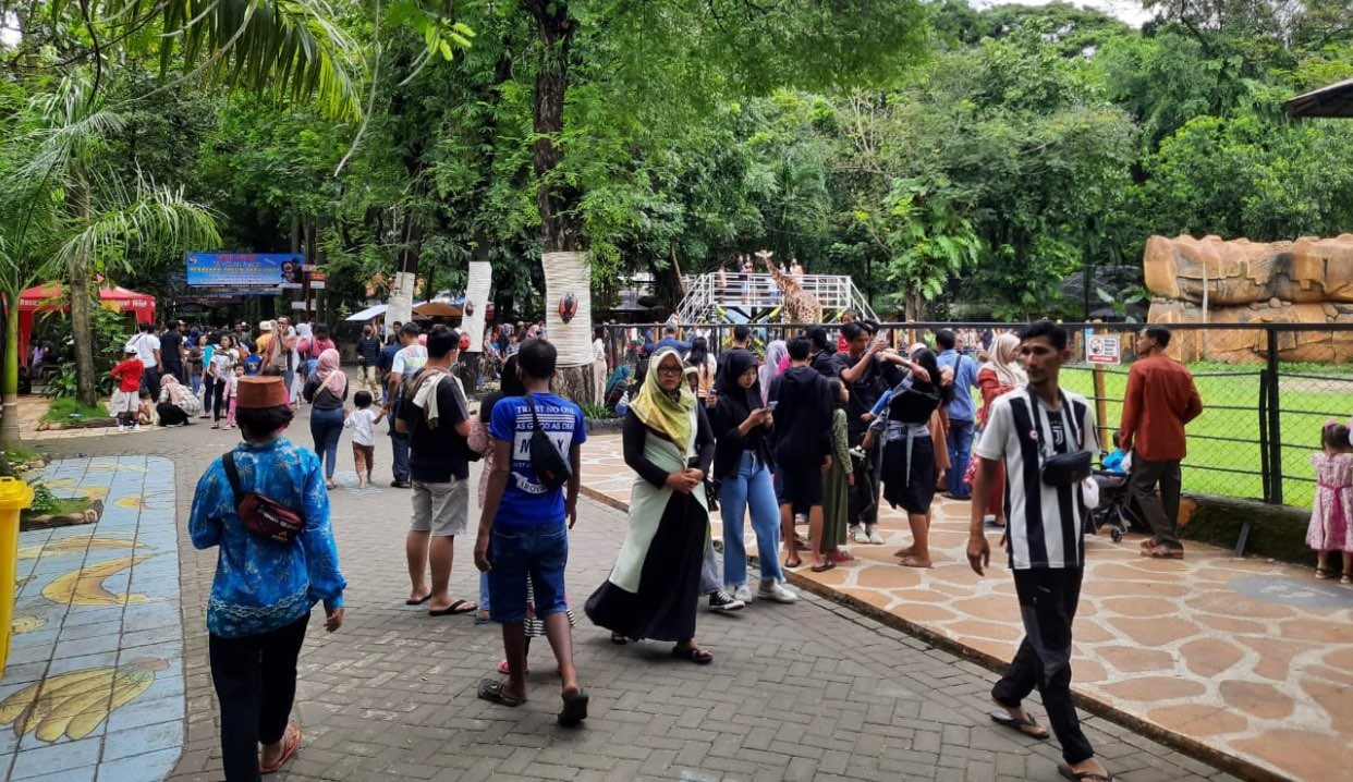 Kepadatan pengujung di kandang hewan KBS (Foto: Andhi Dwi/Ngopibareng.id)