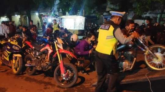 Petugas dari Satlantas Polres Tuban menggiring puluhan motor knalpot Brong (Khoirul Huda/Ngopibareng.id)