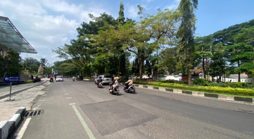 Ruas Jalan Veteran, Kota Malang, pasca malam tahun baru. (Foto: Lalu Theo/Ngopibareng.id)