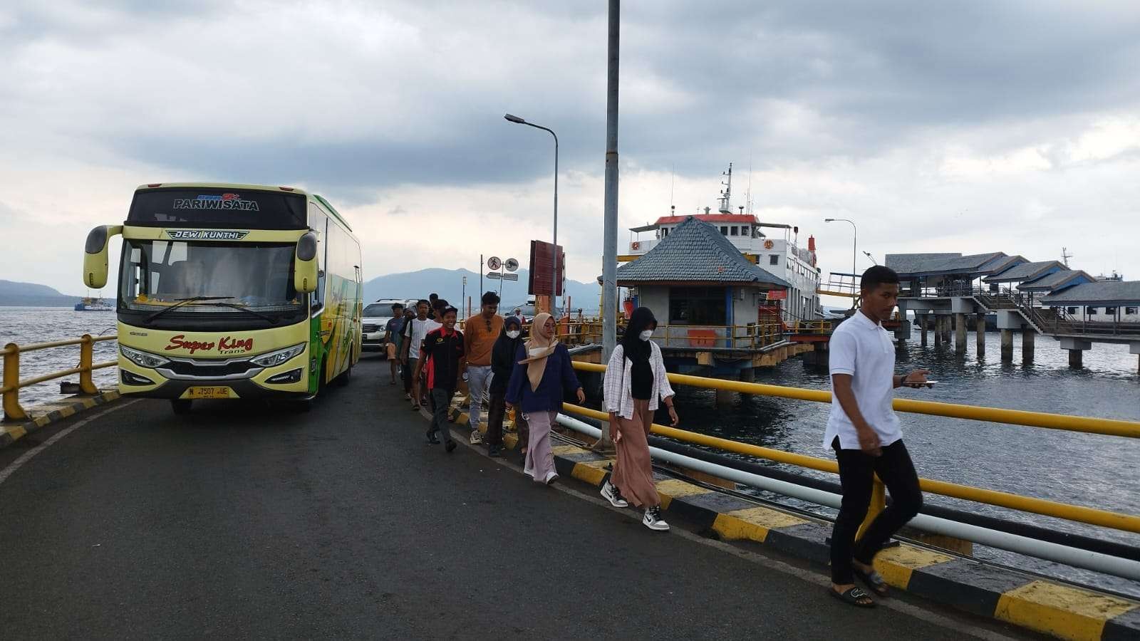 Sejumlah wisatawan dari Bali turun di dermaga Pelabuhan Ketapang Banyuwangi (Foto: Muh Hujaini/Ngopibareng.id)