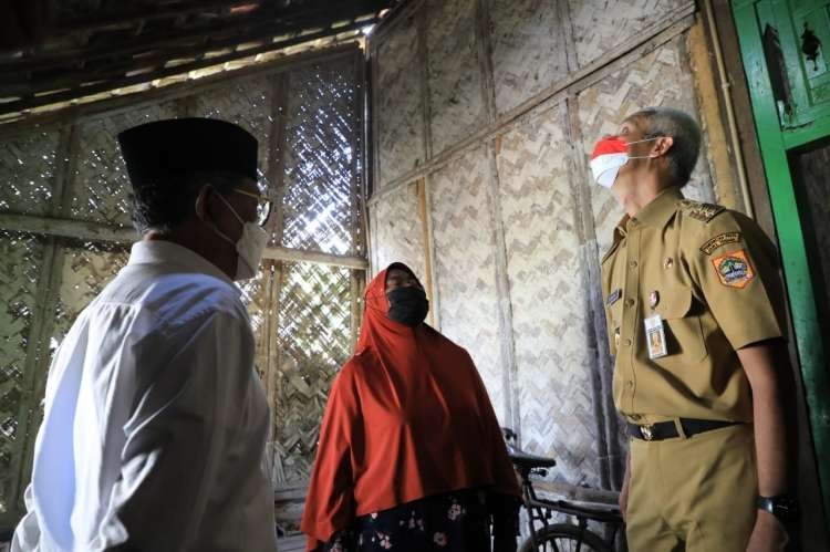 Gubernur Jawa Tengah, Ganjar Pranowo disokong secara gotong royong dengan sejumlah pihak, termasuk Badan Amil Zakat Infaq dan Sodaqah (Baznas), untuk rehab RTLH. (Foto: Pemprov y)