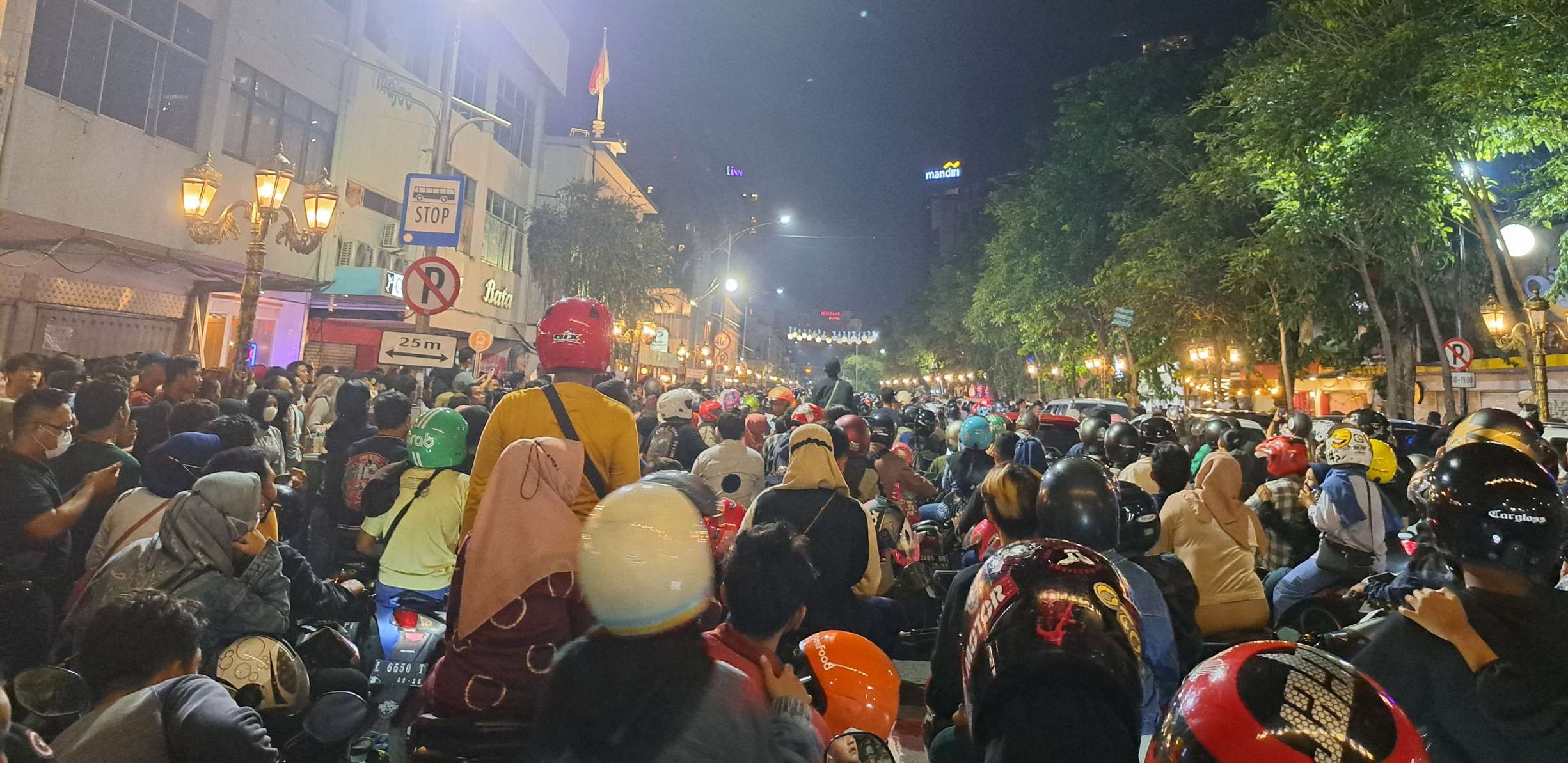 Suasana tahun baru di Jalan Tunjungan Surabaya dipenuhi banyak motor. (Foto: Pita Sari/Ngopibareng.id)