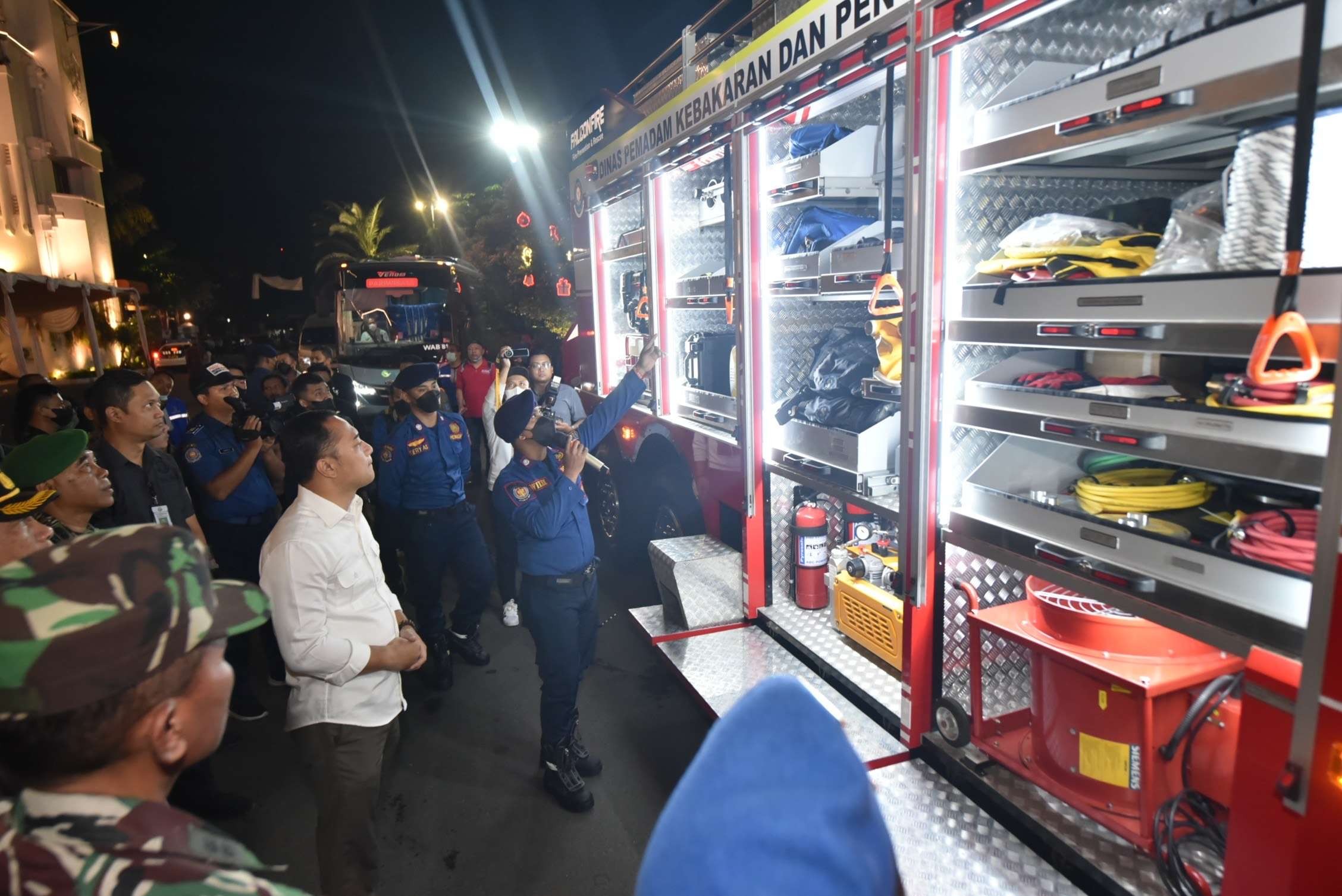 Mobil Heavy Duty Rescue yang hanya dimiliki Surabaya untuk penyelematan. (Foto: Humas Pemkot Surabaya)