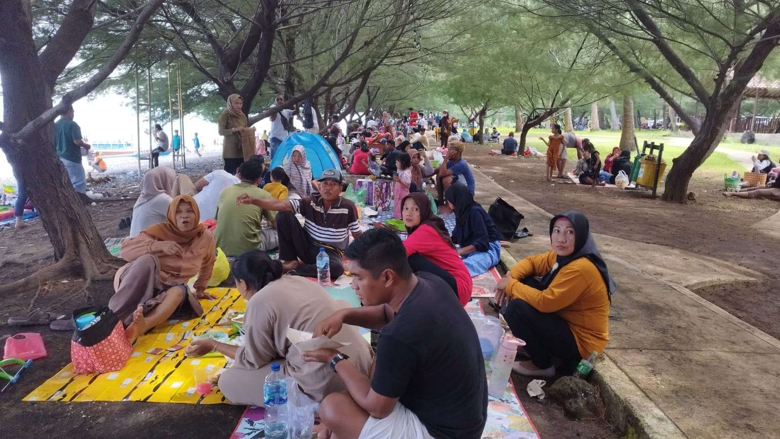 Ribuan wisatawan memadati wisata GWD di Desa Bangsring, Kecamatan Wongsorejo Banyuwangi, Jawa Timur. (Foto: Muh Hujaini/Ngopibareng.id)